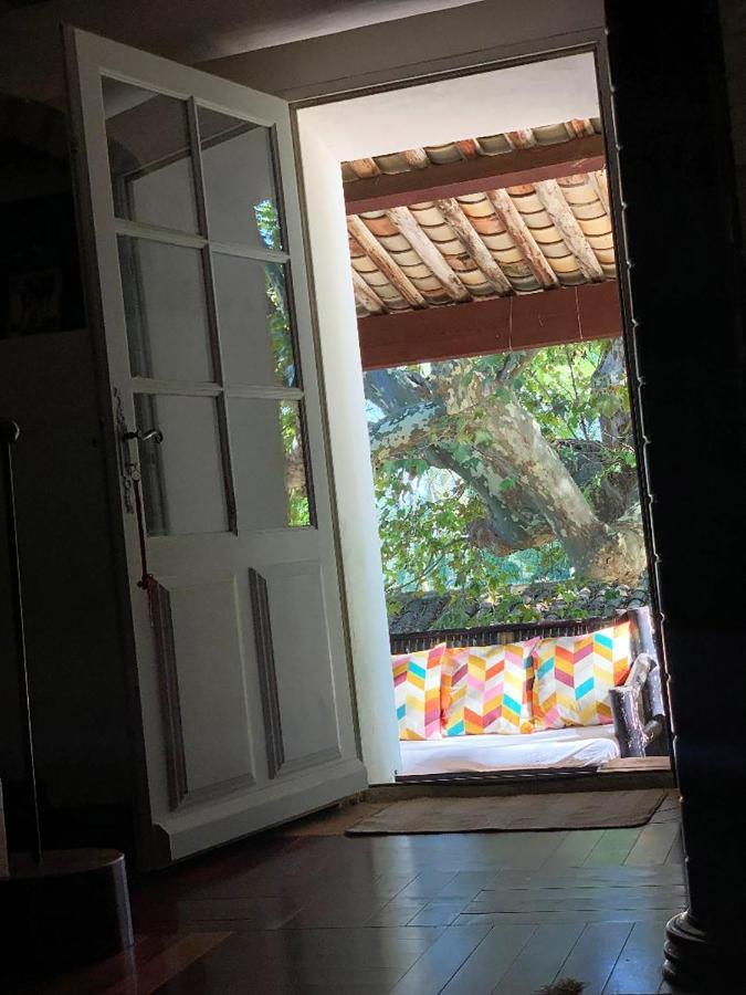 CHARMANT ET SPACIEUX APPARTEMENT DANS MAS DU 18 eme Pernes-les-Fontaines Exterior foto